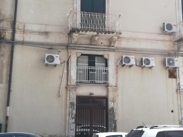 The photo shows the La casa di Eva located in the city of Siracusa.