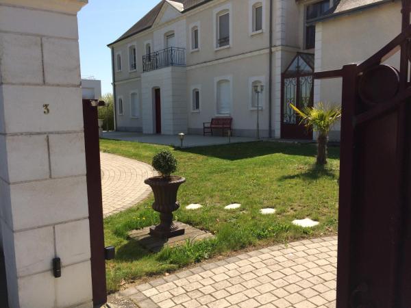 A la foto es mostra l'objecte CoTTAGE LA VILLA BOLERO situat a la ciutat de Mettray.