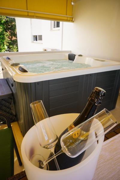 Apartment Paula With Private Jacuzzi And Parking- Near The Beach - Zadar