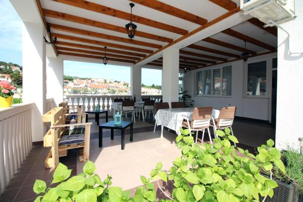 A la foto es mostra l'objecte Apartmani Nika situat a la ciutat de Tisno.