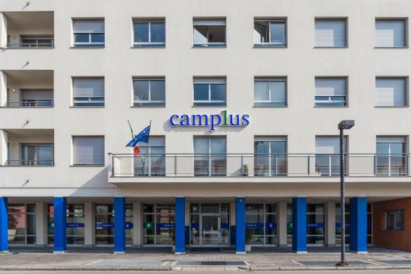 写真にはミラノ市にあるCamplus Lambrate Casa per Ferieが写っています。