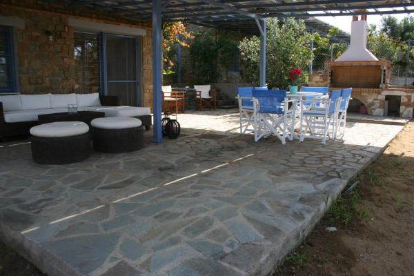 The photo shows the Casa Di Mare located in the city of Methoni.