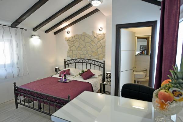 På billedet ses objektet Kuzma Rooms and Apartments beliggende i byen Split.