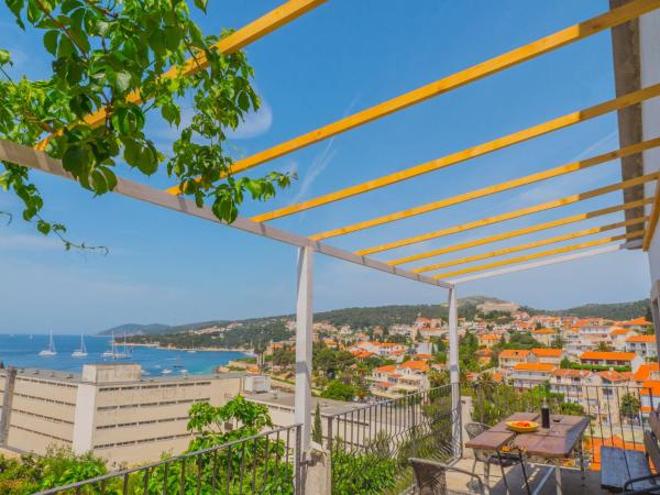A la foto es mostra l'objecte Hostel Kapa situat a la ciutat de Hvar.