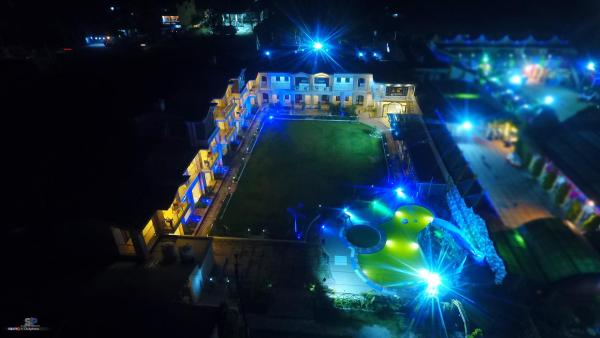 En la foto se muestra el objeto La Bellevue (Club & Resort) ubicado en la ciudad de Rāmnagar.