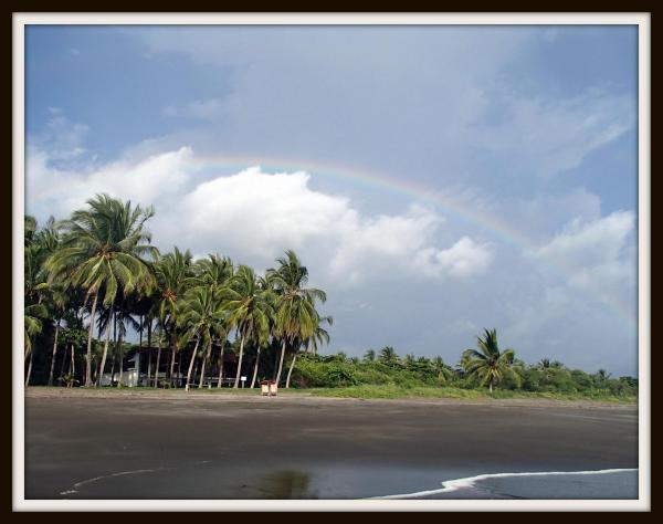 Na foto é possível ver o objeto Plumita Pacifica localizado na cidade de Playa Junquillal.