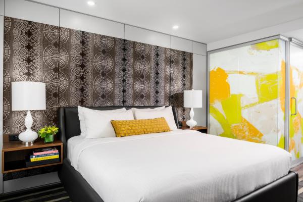 写真にはカルガリー市にあるHotel Artsが写っています。