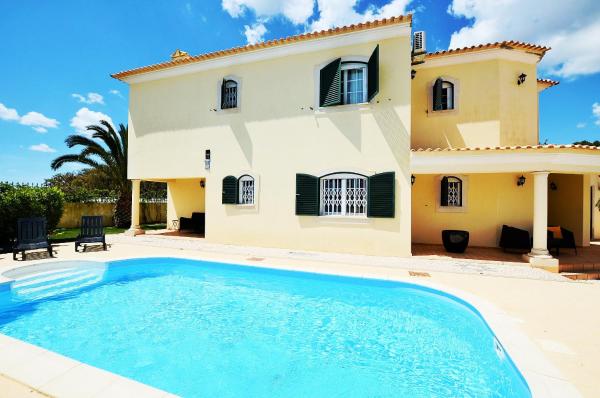 Na zdjęciu widoczny jest obiekt Suites & Beds DP Albufeira położony w mieście Albufeira.