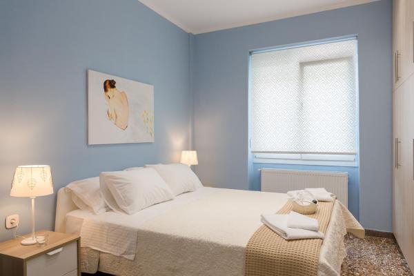 A la foto es mostra l'objecte Grandma's Chic & Bright Athenian home with a Patio situat a la ciutat de Atenes.