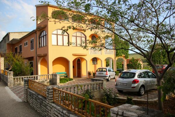 A la foto es mostra l'objecte Apartment Nakić situat a la ciutat de Vrpolje.