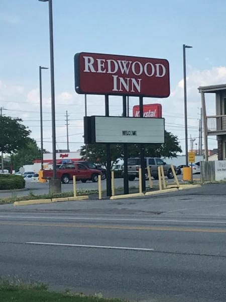 A la foto es mostra l'objecte Redwood Inn situat a la ciutat de Gadsden.