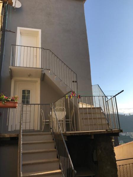 Nella foto è visibile l'oggetto Maison entière tout équipé 4 chambre possibilité de 10 couchage Venaco Centre Corse situato nella città di Venaco.