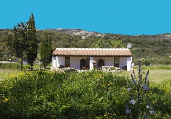På billedet ses objektet La Casa Del Poeta beliggende i byen Aglientu.