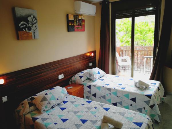 A la foto es mostra l'objecte Hostal Escarla situat a la ciutat de Sapeira.