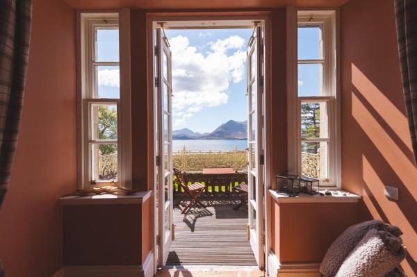 På billedet ses objektet Raasay House Hotel beliggende i byen Ollach.