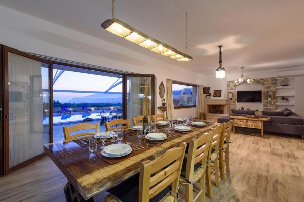 På billedet ses objektet Zeus & Dione Luxury Villa beliggende i byen Klíma.