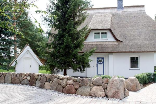 Na fotografii je vidět objekt Ferienhaus Rubin mit Sauna und Kamin, Reetdachhaus am Walde nacházející se ve městě Trassenheide.