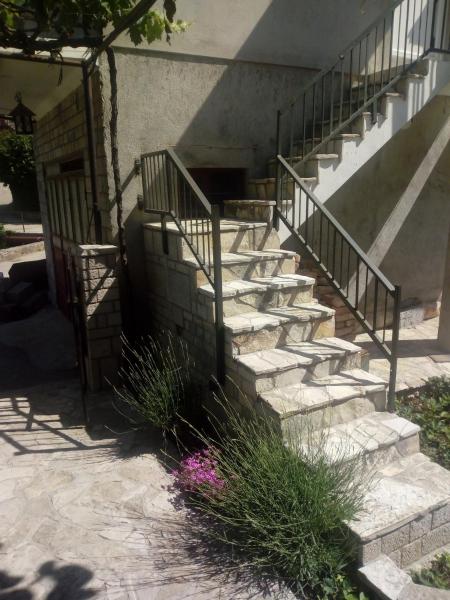 A la foto es mostra l'objecte setenčić situat a la ciutat de Trebinje.