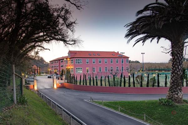 写真にはMaiorga市にあるYour Hotel & Spa Alcobaçaが写っています。