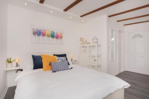 A la foto es mostra l'objecte Studio Apartment Škatula situat a la ciutat de Skradin.