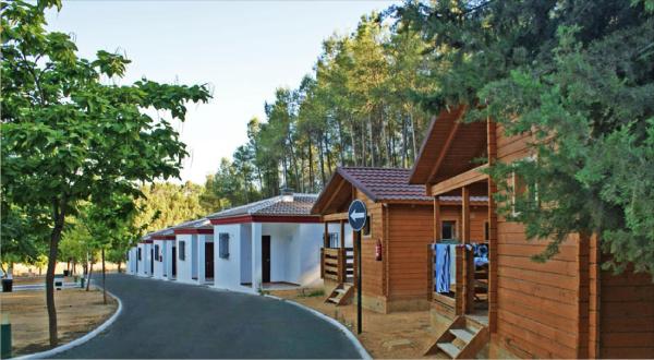 A la foto es mostra l'objecte CENTRO DE OCIO ALÚA Bungalows Camping Rafting Benamejí situat a la ciutat de Cuevas Bajas.