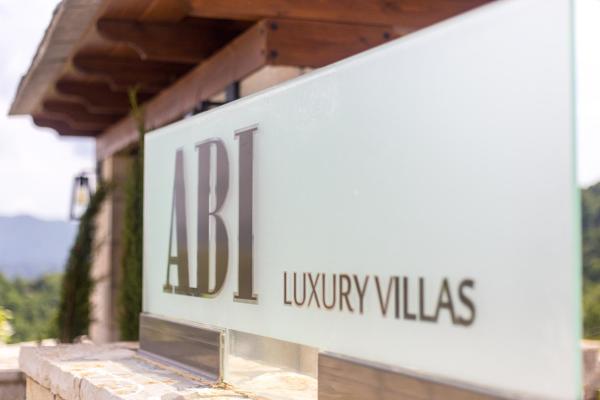 På bildet vises objektet Abi Luxury Villas som ligger i byen Monodendri.