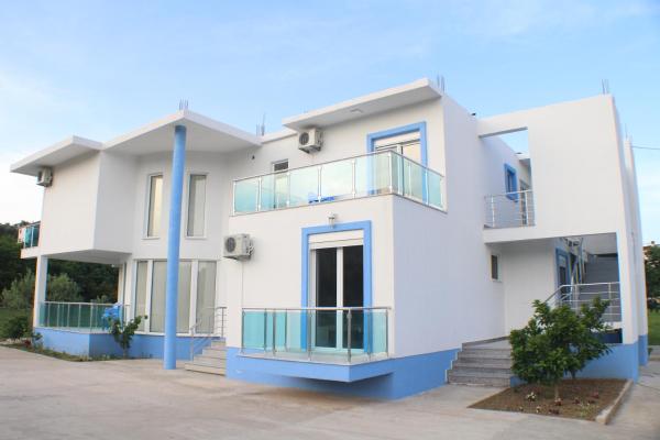 På billedet ses objektet Gjinaj Apartments beliggende i byen Ulcinj.
