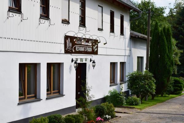 Na fotografii je vidět objekt Gasthof Uttewalde nacházející se ve městě Uttewalde.