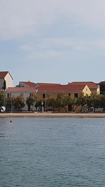Na zdjęciu widoczny jest obiekt Beach apartment VAMI with sea view położony w mieście Murter.