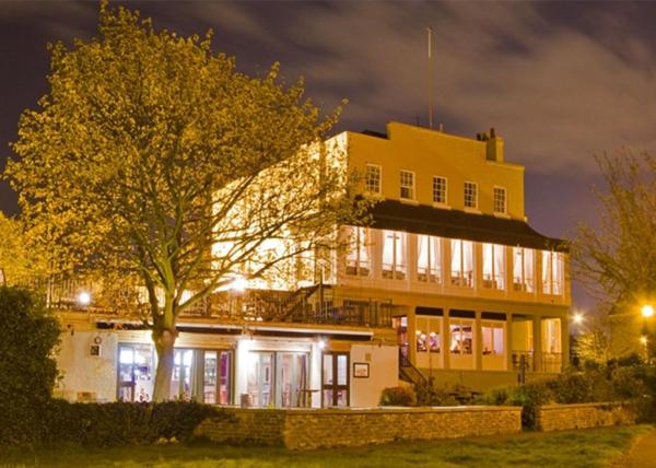A la foto es mostra l'objecte Royal Hotel, Bar & Grill situat a la ciutat de Purfleet.