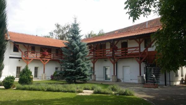 На фото показан объект Green Club, расположенный в городе Velké Přílepy.