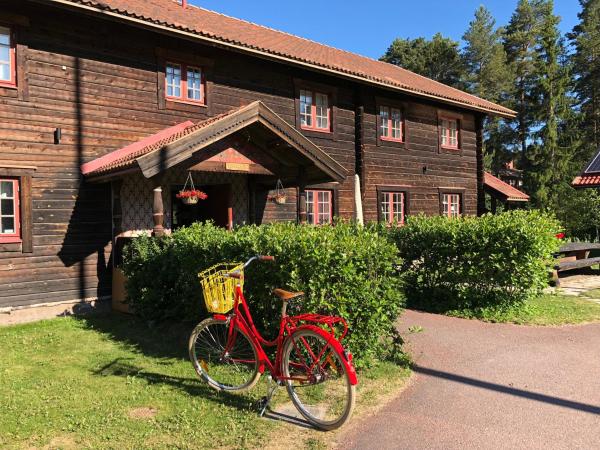 Na fotografii je vidět objekt Rättviksgårdens Vandrarhem nacházející se ve městě Rättvik.