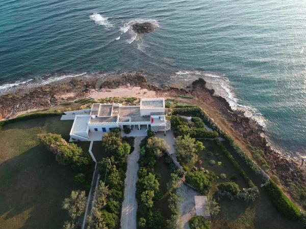 The photo shows the Il Rifugio dello Scoglio located in the city of Ostuni.