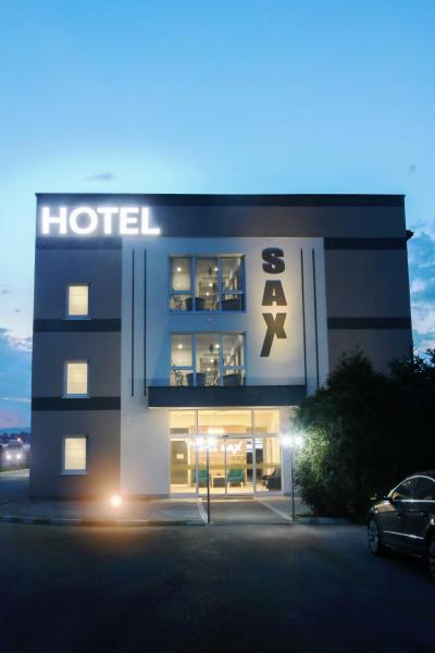 En la foto se muestra el objeto Hotel SAX Gračanica ubicado en la ciudad de Karanovac.