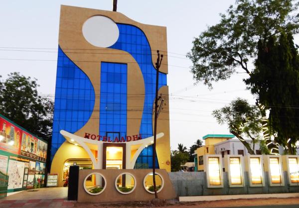 A la foto es mostra l'objecte Hotel Aadhi situat a la ciutat de Māyūram.