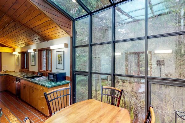 Open-Beam Girdwood Chalet w Sunlit Solarium的照片7