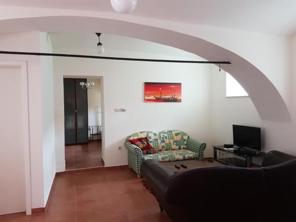 The photo shows the Artemis Farm Apartments located in the city of Bad Blumau.