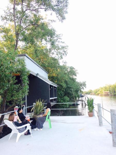 The photo shows the Baan Bon Resort Bang Tabun located in the city of Khao Yoi.