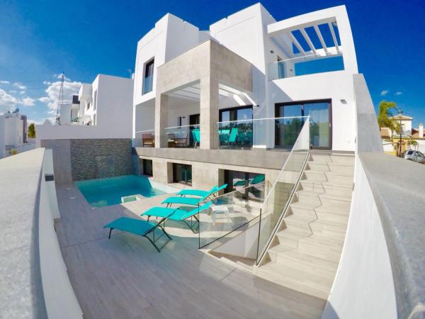 Na fotografii je vidět objekt Villa Manhattan nacházející se ve městě Nerja.