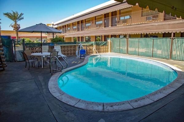 A la foto es mostra l'objecte Townhouse Inn and Suites situat a la ciutat de Brawley.