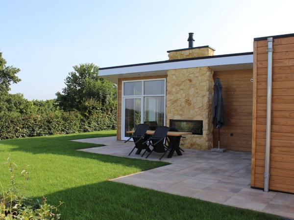På billedet ses objektet Cozy Garden Home w Fireplace beliggende i byen Bemelen.