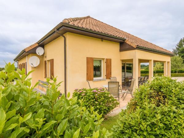 På billedet ses objektet Pleasant holiday home with private pool beliggende i byen Saint-Nexans.