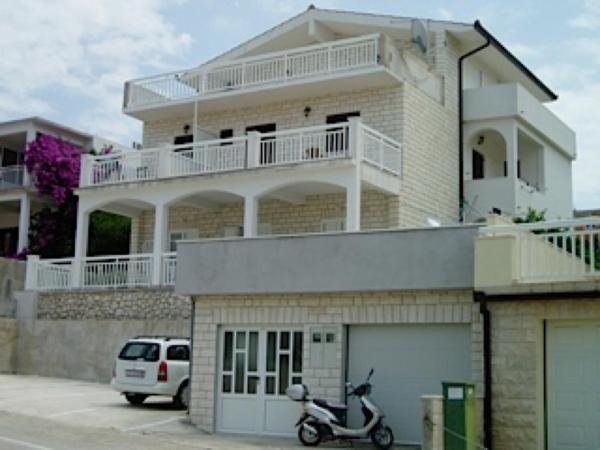 På billedet ses objektet Apartmani Jerkovic beliggende i byen Hvar.