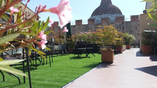 The photo shows the Hotel Il Giardino located in the city of Pisa.