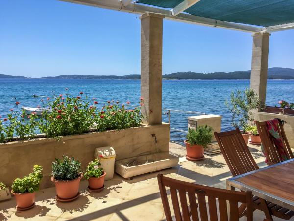 På billedet ses objektet Beachfront 4-bedroom villa Sea Wave in Orebic, Croatia beliggende i byen Orebić.