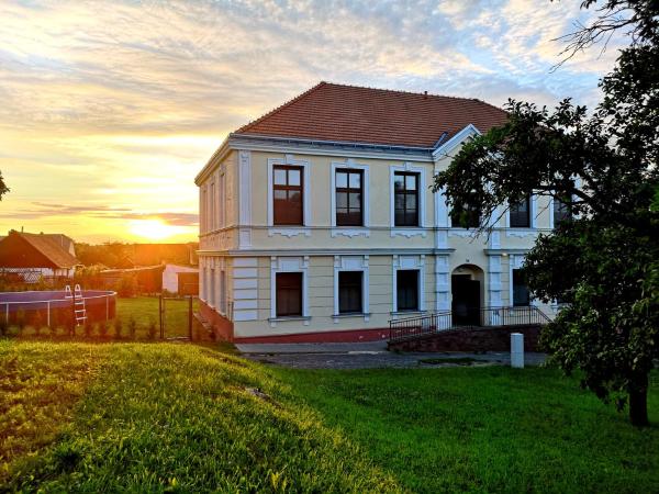 Na fotografii je vidět objekt Penzion Zamecek nacházející se ve městě Dešná.