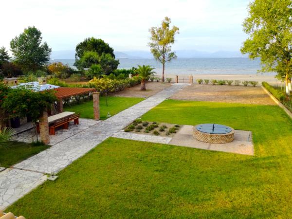 A la foto es mostra l'objecte Antonia Beachfront Villa situat a la ciutat de Lefkímmi.