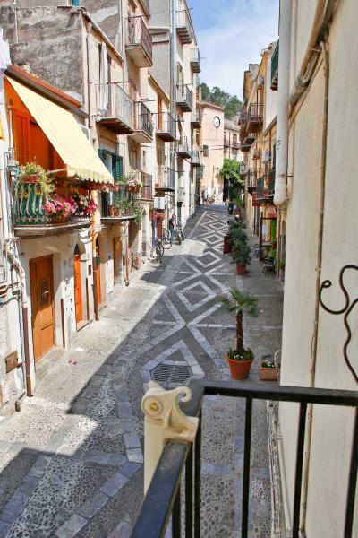 A la foto es mostra l'objecte Palazzo Melnis situat a la ciutat de Cefalù.