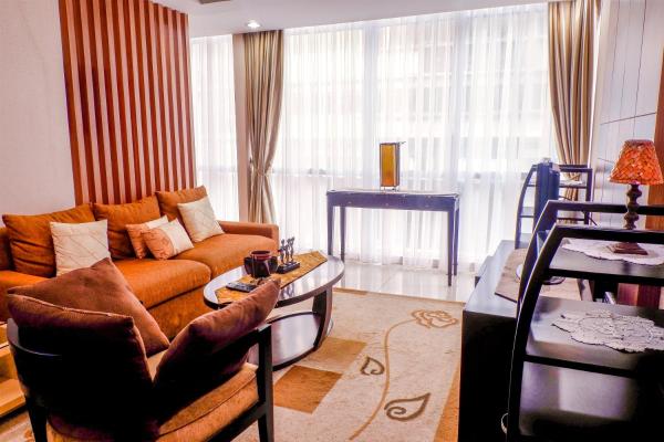 A la foto es mostra l'objecte 2BR Apartment Cozy Pool View Kemang Village with Access to Mall By Travelio situat a la ciutat de Jakarta.