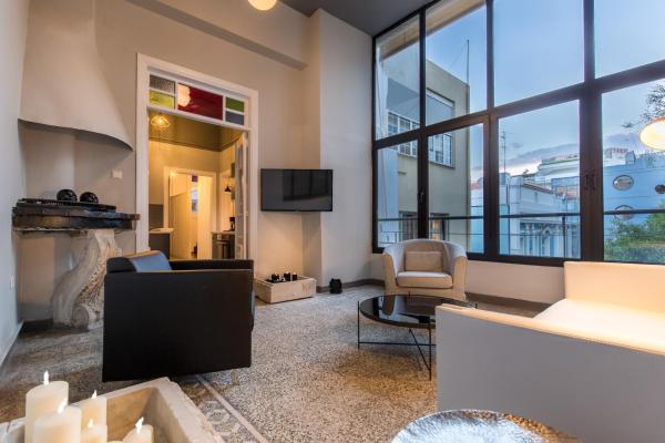 A la foto es mostra l'objecte Soho-Soho Apartments situat a la ciutat de Atenes.